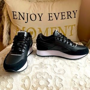 Womens Athletic Walking Sneakers, size 7.5.